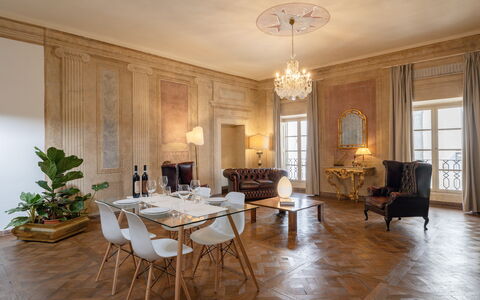 Appartamento Reale: Tafel, Meubilair, Fabriek, Stoel, Hout, Gebouw, Interieur Ontwerp, Venster, Flooring, Decoratie