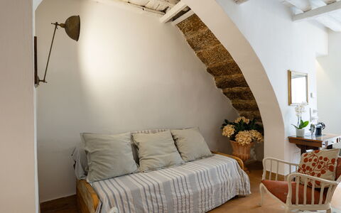 La Piccina: Eigendom, Meubilair, Comfort, Hout, Kamerplant, Interieur Ontwerp, Fotolijst, Architectuur, Bed Frame, Verdieping