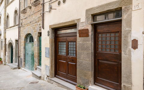 La Piccina: Venster, Deur, Hout, Fabriek, Gebouw, Facade, Weg, Flooring, Huis