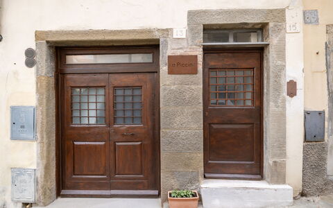 La Piccina: Bruin, Deur, Gebouw, Hout, Fabriek, Home Deur, Venster, Steen, Huis
