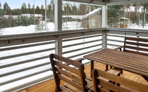 Vuokatinranta Suite 2 a: Meubilair, Interieur Ontwerp, Flooring, Verdieping, Tafel, Plafond, Keuken En Eettafel, Verlichting, Stoel, Huis