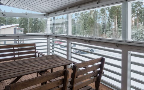 Vuokatinranta Suite 2 B: Meubilair, Interieur Ontwerp, Flooring, Verdieping, Tafel, Plafond, Keuken En Eettafel, Verlichting, Stoel, Huis