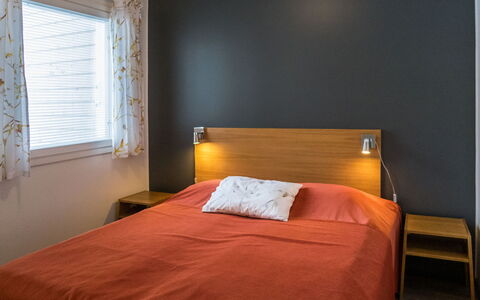 Vuokatinranta Suite 2 C: Bed, Muur, Slaapkamer, Laken, Interieur Ontwerp, Bedding, Hout, Verdieping, Flooring, Meubilair