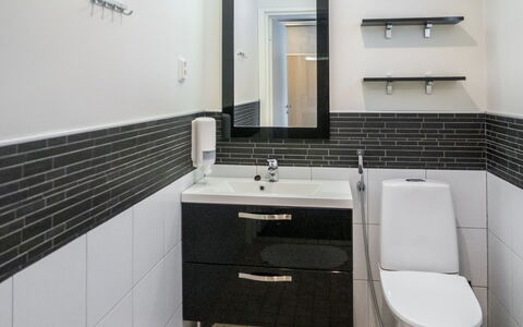 Vuokatinranta Suite 2 C: Badkamer, Loodgieterswerkinrichting, Wastafel In De Badkamer, Interieur Ontwerp, Flooring, Wastafel, Verdieping, Tegel, Kraan, Loodgieter