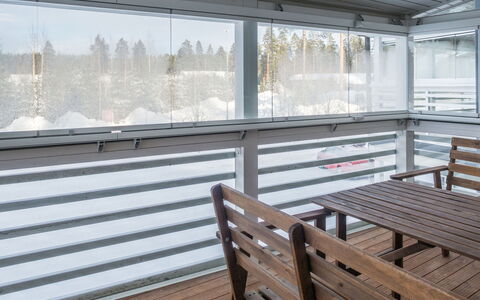 Vuokatinranta Suite 2 C: Hout, Glas, Schaduw, Daylighting, Dek, Hardwood, Veranda, Balkon, Aluminium, Buitenmeubels