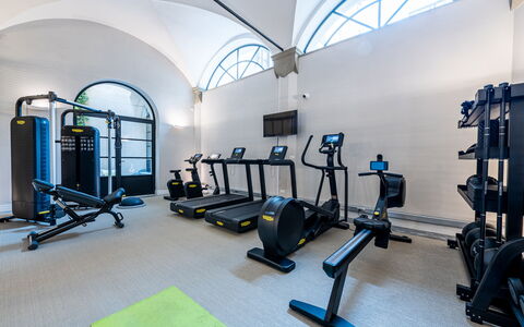 Torretta Penthouse Luxury Apartment In Florence By: Oefeningsmachine, Gebouw, Sportschool, Oefen Materiaal, Interieur Ontwerp, Stationaire Fiets