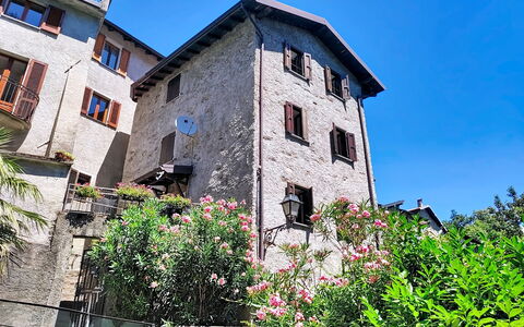 Casa sul Torrente: Gebouw, Muur, Venster, Huis, Woongebied, Facade, Buurt, Huis, Architectuur,  Dorf\