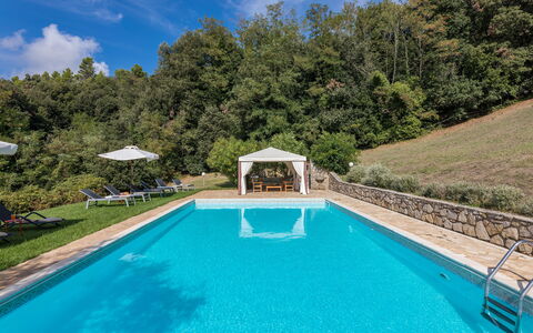 Villa D'elsa: Water, Fabriek, Wolk, Eigendom, Zwembad, Lucht, Natuur, Azure, Schaduw, Zwemwater