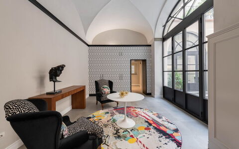 Duomo Penthouse Luxury Apartment In Florence By Pa: Tafel, Meubilair, Eigendom, Gebouw, Interieur Ontwerp, Comfort, Verlichting, Flooring, Architectuur, Verdieping