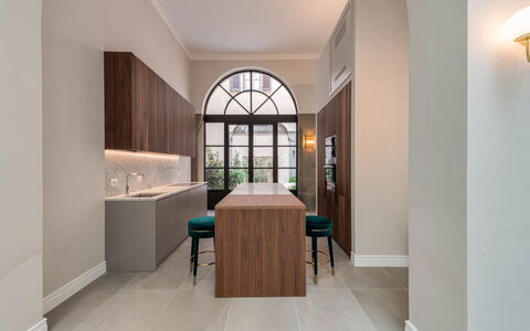 Duomo Penthouse Luxury Apartment In Florence By Pa: Eigendom, Tafel, Gebouw, Hout, Interieur Ontwerp, Verlichting, Flooring, Cabinetry, Lade, Verdieping