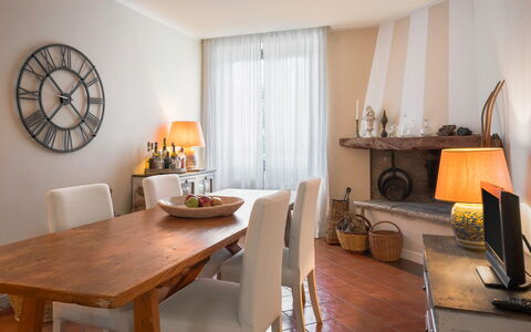 A Casa Di Camillo, Nepi, a C, Wifi: Tafel, Meubilair, Eigendom, Stoel, Hout, Interieur Ontwerp, Oranje, Architectuur, Verdieping