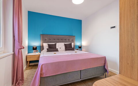Zadar Bibinje 222: Comfort, Gebouw, Textiel, Hout, Venster, Interieur Ontwerp, Bed Frame, Verdieping, Bed, Flooring