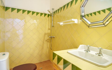 Gran Llombards: Spiegel, Eigendom, Loodgieterswerkinrichting, Wastafel In De Badkamer, Wastafel, Badkamer, Kraan, Gebouw, Wc Bril, Interieur Ontwerp