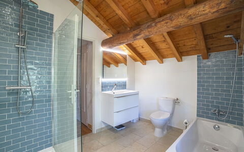 Villa Jeamic: Loodgieterswerkinrichting, Gebouw, Badkamer, Bad, Hout, Kraan, Venster, Huis, Wastafel, Flooring