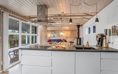 Mira - 500M from the Sea: Huis, Huis, Deur, Dak, Verblijf, Landgoed, Tuin, Schaduw, Siding, Werf