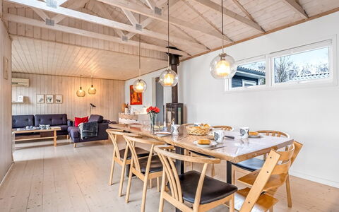 Mira - 500M from the Sea: Huis, Huis, Deur, Dak, Verblijf, Landgoed, Tuin, Schaduw, Siding, Werf