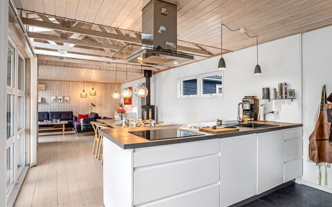 Mira - 500M from the Sea: Huis, Huis, Deur, Dak, Verblijf, Landgoed, Tuin, Schaduw, Siding, Werf