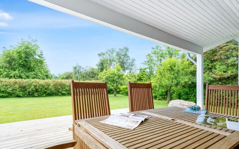 Mira - 500M from the Sea: Huis, Huis, Deur, Dak, Verblijf, Landgoed, Tuin, Schaduw, Siding, Werf
