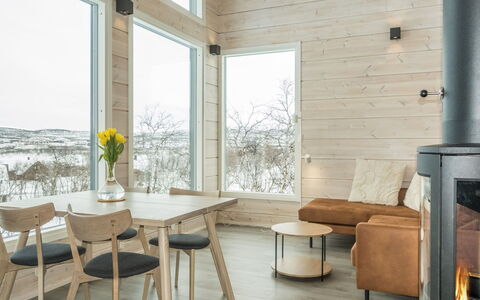 Saana Aurora: Meubilair, Flooring, Houten Vloer, Verdieping, Hout, Interieur Ontwerp, Tafel, Keuken En Eettafel, Stoel, Eetkamer
