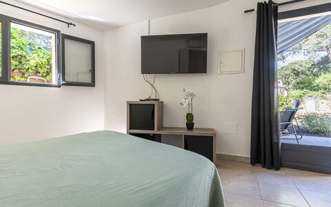 Porto Vecchio 157: Fabriek, Meubilair, Gebouw, Eigendom, Comfort, Textiel, Hout, Schaduw, Interieur Ontwerp