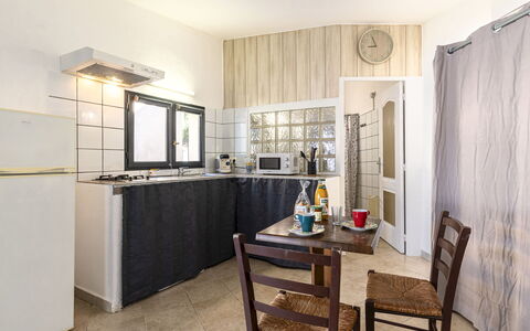 Porto Vecchio 157: Meubilair, Eigendom, Tafel, Cabinetry, Stoel, Gebouw, Hout, Interieur Ontwerp, Huis, Flooring