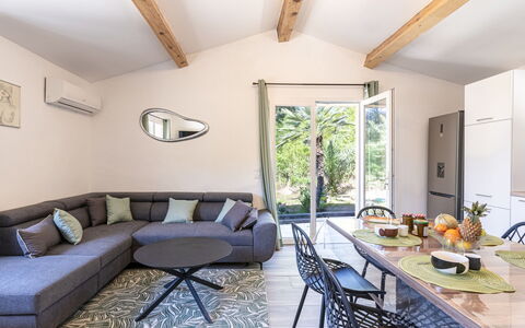 Porto Vecchio 157: Tafel, Meubilair, Eigendom, Fotolijst, Bankstel, Hout, Interieur Ontwerp, Venster, Architectuur, Verdieping