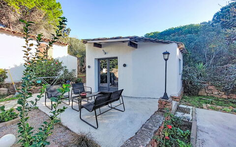 Porto Vecchio 157: Tuin, Landscaping, Backyard, Buitenmeubels, Kamerplant, Eco Hotel