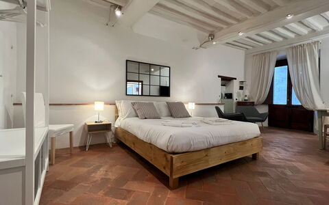 Vicolo Della Scala Rooms: Gebouw, Meubilair, Eigendom, Venster, Comfort, Hout, Bed Frame, Schaduw, Interieur Ontwerp, Bed