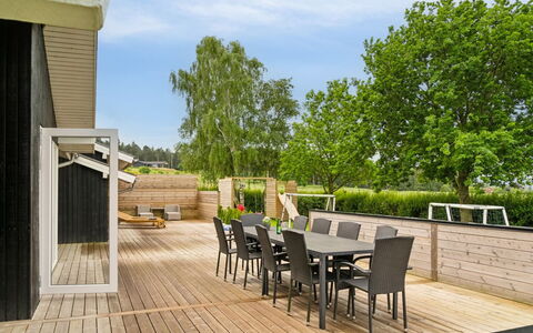 Neele - 800M from the Sea: Meubilair, Interieur Ontwerp, Flooring, Verdieping, Plafond, Kamer, Stoel, Tafel, Appartement, Keuken En Eettafel