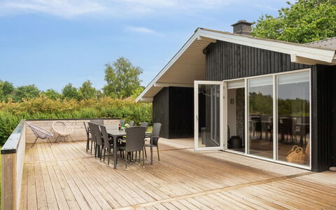 Neele - 800M from the Sea: Meubilair, Interieur Ontwerp, Flooring, Verdieping, Plafond, Kamer, Stoel, Tafel, Appartement, Keuken En Eettafel