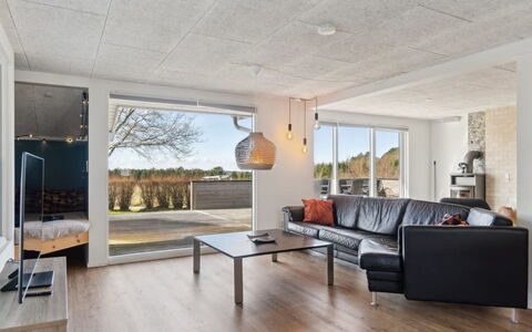 Neele - 800M from the Sea: Meubilair, Interieur Ontwerp, Flooring, Verdieping, Plafond, Kamer, Stoel, Tafel, Appartement, Keuken En Eettafel