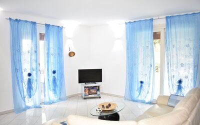 Casa Tiberina Apartments With Pool In Umbria: Eigendom, Meubilair, Blauw, Venster, Azure, Textiel, Comfort, Gordijn, Hout, Tafel