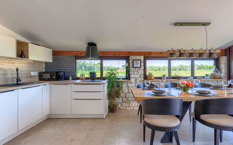Claudia: Cabinetry, Meubilair, Countertop, Gebouw, Fabriek, Keuken, Tafel, Kamerplant, Fornuis, Hout