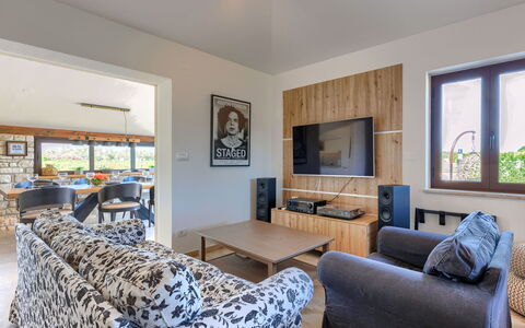 Claudia: Meubilair, Bankstel, Fotolijst, Venster, Tafel, Hout, Verlichting, Woonkamer, Interieur Ontwerp, Verdieping