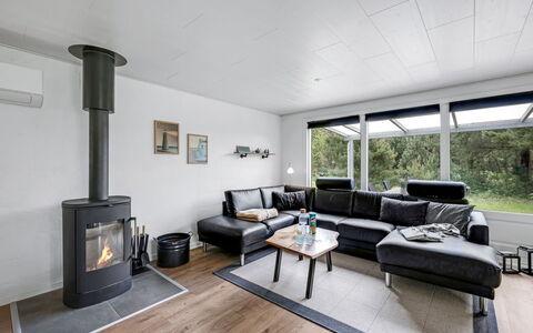 Manko - 1Km from the Sea: Flooring, Meubilair, Interieur Ontwerp, Bankstel, Woonkamer, Verdieping, Plafond, Kamer, Houten Vloer, Televisie