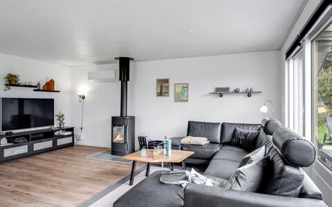 Manko - 1Km from the Sea: Meubilair, Interieur Ontwerp, Bankstel, Flooring, Woonkamer, Verdieping, Televisie, Plafond, Kamer, Huis