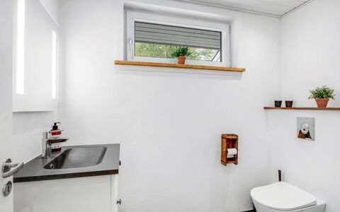 Manko - 1Km from the Sea: Muur, Flooring, Loodgieterswerkinrichting, Interieur Ontwerp, Verdieping, Loodgieter, Badkamer, Toilet, Plafond, Kraan