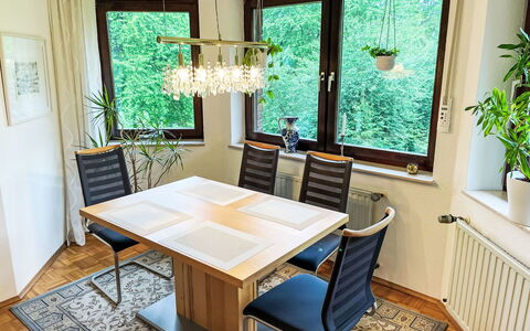 Kersten: Tafel, Meubilair, Eigendom, Fabriek, Blauw, Stoel, Tableware, Schaduw, Interieur Ontwerp, Buitenmeubels