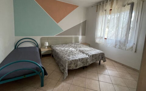 Rosolina Mare 630: Tafel, Meubilair, Eigendom, Fabriek, Blauw, Stoel, Tableware, Schaduw, Interieur Ontwerp, Buitenmeubels