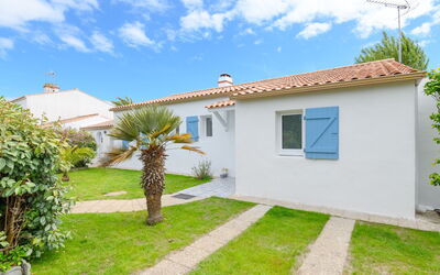 Ile de Noirmoutier 651: Lucht, Wolk, Fabriek, Gebouw, Eigendom, Venster, Huis, Land Lot, Boom, Gras