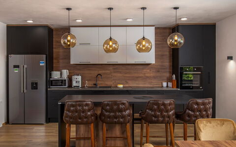 Villa Visum Mare Unus: Tafel, Fotolijst, Gebouw, Hout, Flooring, Verdieping, Woonkamer, Hardwood, Eetkamer, Huis