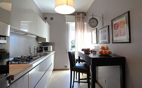 Provenzale Apartment, Garda Lake, Jacuzzi, Fitness: Meubilair, Tafel, Cabinetry, Countertop, Verlichting, Interieur Ontwerp, Toestel Van De Keuken, Fornuis, Stoel, Keuken