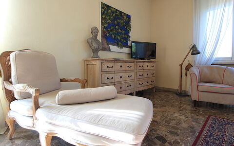 Provenzale Apartment, Garda Lake, Jacuzzi, Fitness: Meubilair, Gebouw, Venster, Cabinetry, Comfort, Lade, Hout, Ladenkast, Interieur Ontwerp, Gordijn