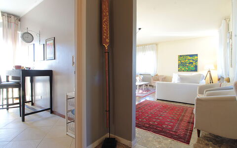 Provenzale Apartment, Garda Lake, Jacuzzi, Fitness: Meubilair, Gebouw, Comfort, Hout, Deur, Flooring, Verdieping, Schaduw, Huis