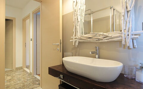 Catullo 18 Apartment, Garda Lake, Jacuzzi, Fitness: Kraan, Loodgieterswerkinrichting, Spiegel, Wastafel, Wastafel In De Badkamer, Eigendom, Hout, Gebouw, Badkamer, Interieur Ontwerp