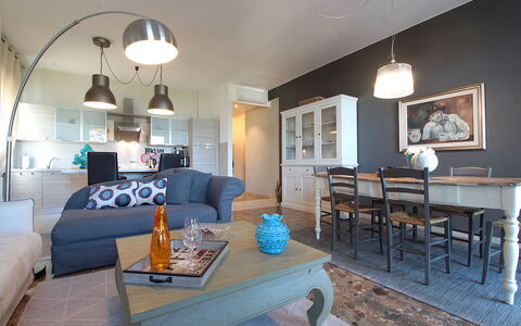 Catullo 18 Apartment, Garda Lake, Jacuzzi, Fitness: Tafel, Bankstel, Meubilair, Fotolijst, Interieur Ontwerp, Hout, Verdieping, Slaapbank, Woonkamer, Lamp