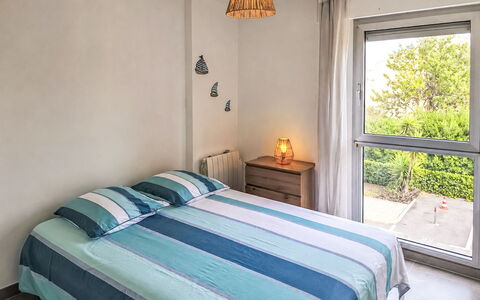 Six Fours 801: Meubilair, Bed, Interieur Ontwerp, Slaapkamer, Verdieping, Flooring, Kamer, Muur, Laken, Hout