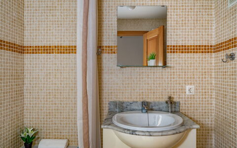 Aldea Hills: Spiegel, Kraan, Loodgieterswerkinrichting, Wastafel, Fabriek, Eigendom, Wastafel In De Badkamer, Gebouw, Badkamer, Interieur Ontwerp