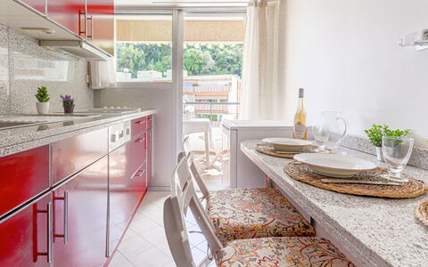L'Antonia: Cabinetry, Eigendom, Meubilair, Tafel, Countertop, Keuken, Interieur Ontwerp, Hout, Tableware, Architectuur