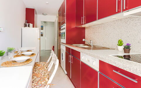 L'Antonia: Cabinetry, Countertop, Eigendom, Gebouw, Keuken, Oranje, Interieur Ontwerp, Architectuur, Verdieping, Lade